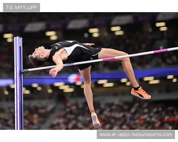 跳高选手刷新个人纪录,全队冲上场抱成一团 跳高选手刷新个人纪录,全队冲上场抱成一团